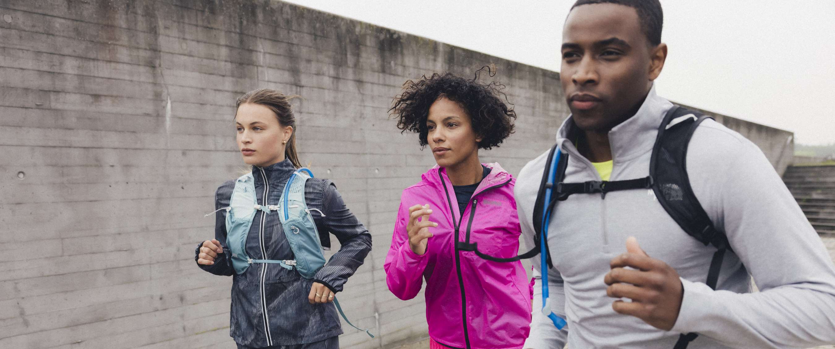 Blauwe racefiets naast het bord “Sommet du Ventoux 1909 m” op een bergtop.
