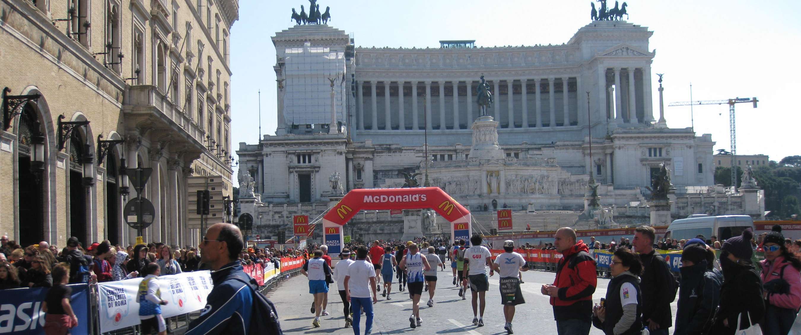 Coureurs et spectateurs à l’arrivée d’un marathon sur la Piazza Venezia à Rome, devant le monument du Vittoriano