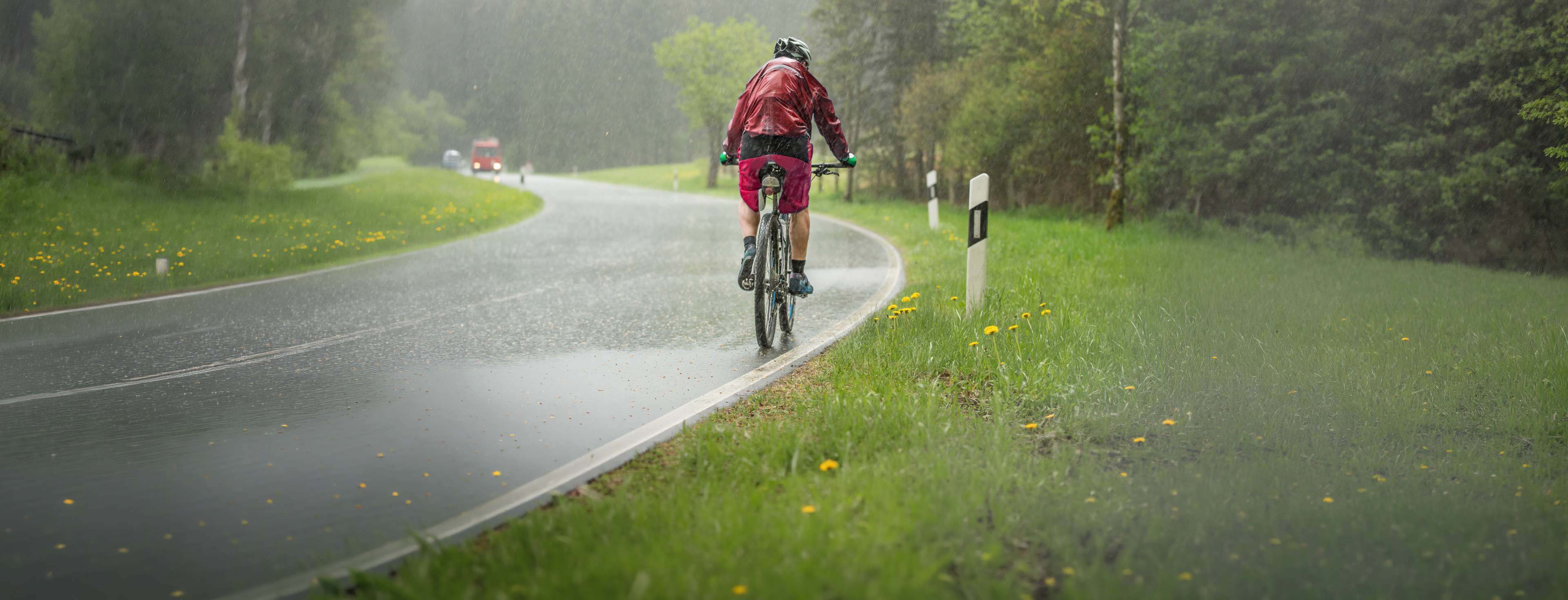 Fietsen in de regen: tips om droog en veilig te blijven