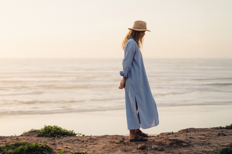 Voyagez léger : une robe, une multitude de styles