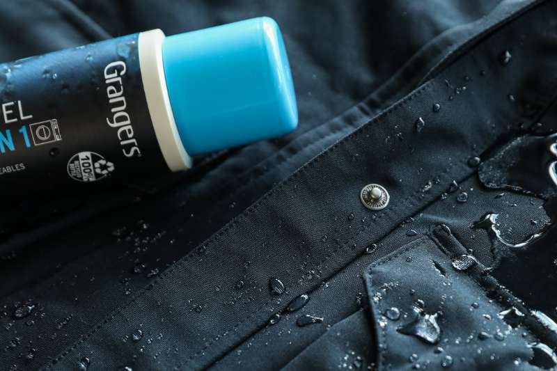 Voici comment laver et réimperméabiliser votre veste imperméable avec Grangers