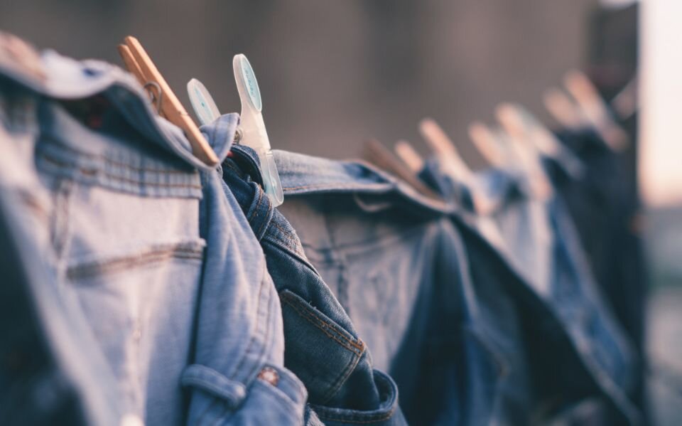 jeans aan de wasdraad