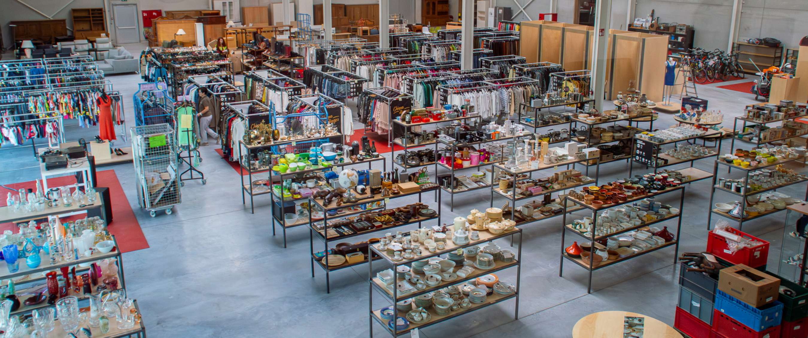 Deux images : Vue d’ensemble d’un magasin de seconde main avec portants de vêtements, vaisselle et meubles dans un grand hall.