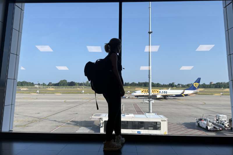 Voyager uniquement avec un bagage à main : comment éviter les frais de bagages