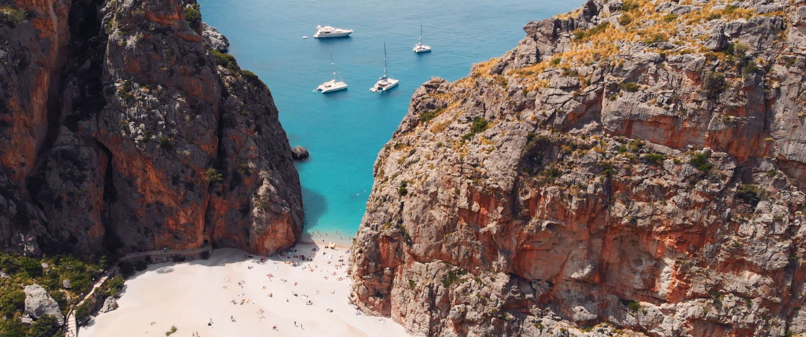 Wandelaar in outdoor kleding in een bergachtig landschap