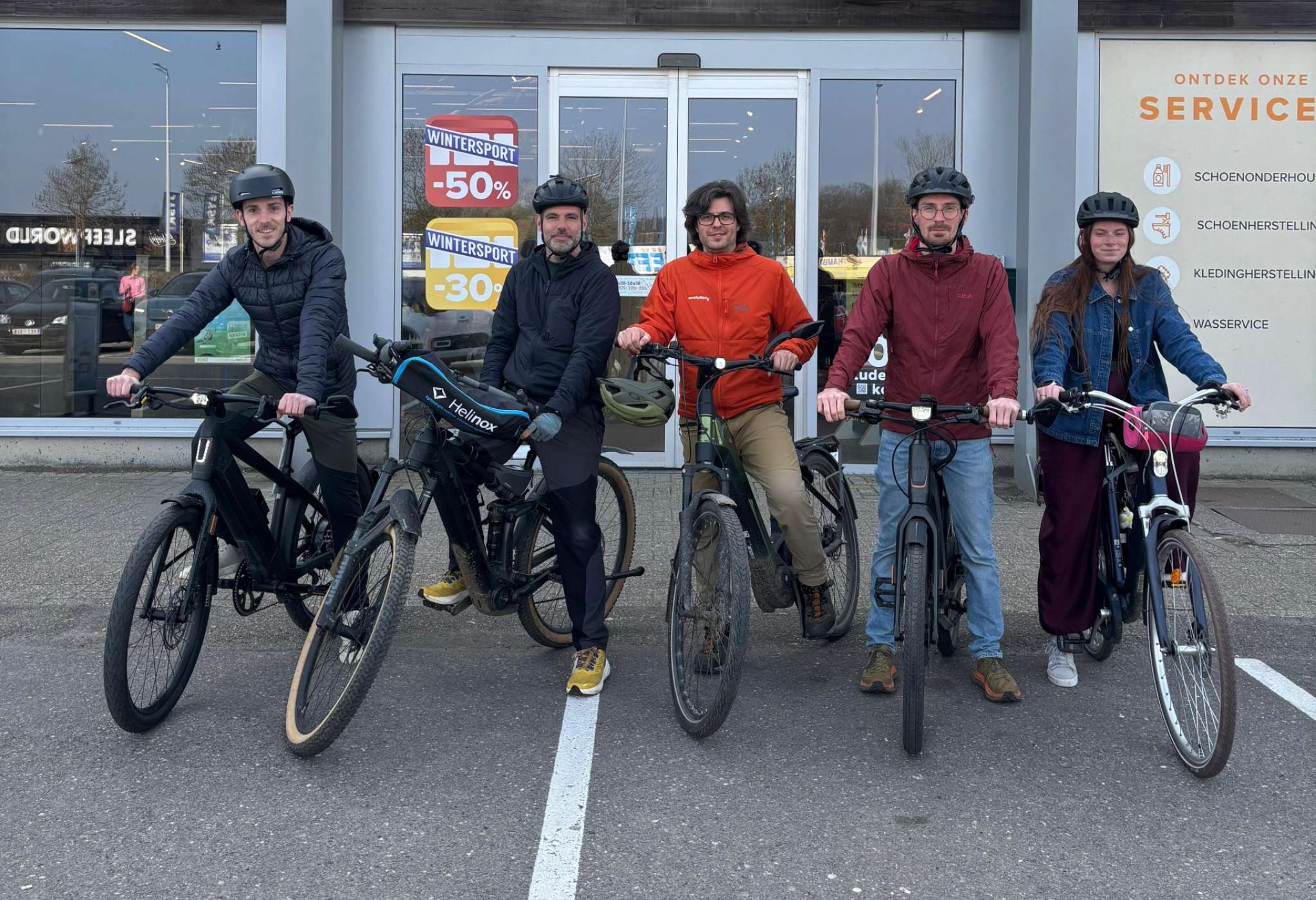 Twee beelden: mist trekt door een rotsachtig berglandschap; koe staat in een weide met bomen.